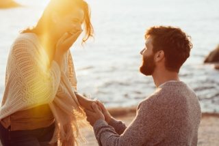 プロポーズと婚約の違いとは？結婚するまでの流れを解説